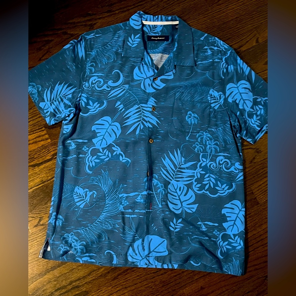 Tommy Bahama Mens SZ LG blue Hawaiian Short sleeve button-up. GENTLY USED